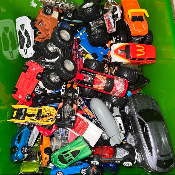 Hotwheels & Matchbox 30 Piece Mystery Bundle - Picture 2 of 10